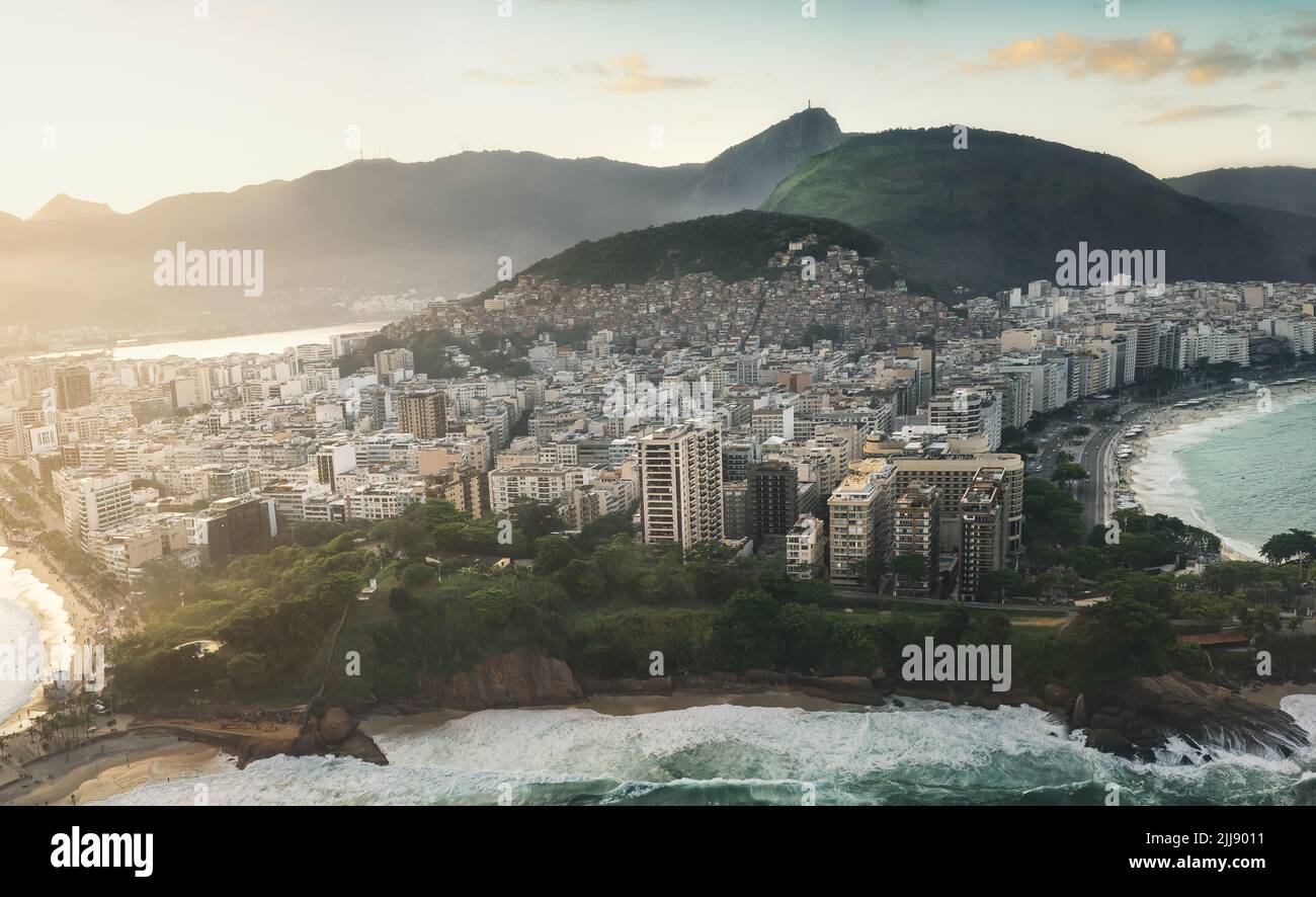 Luftaufnahme von Arpoador mit Corcovado Berg - Rio de Janeiro, Brasilien Stockfoto