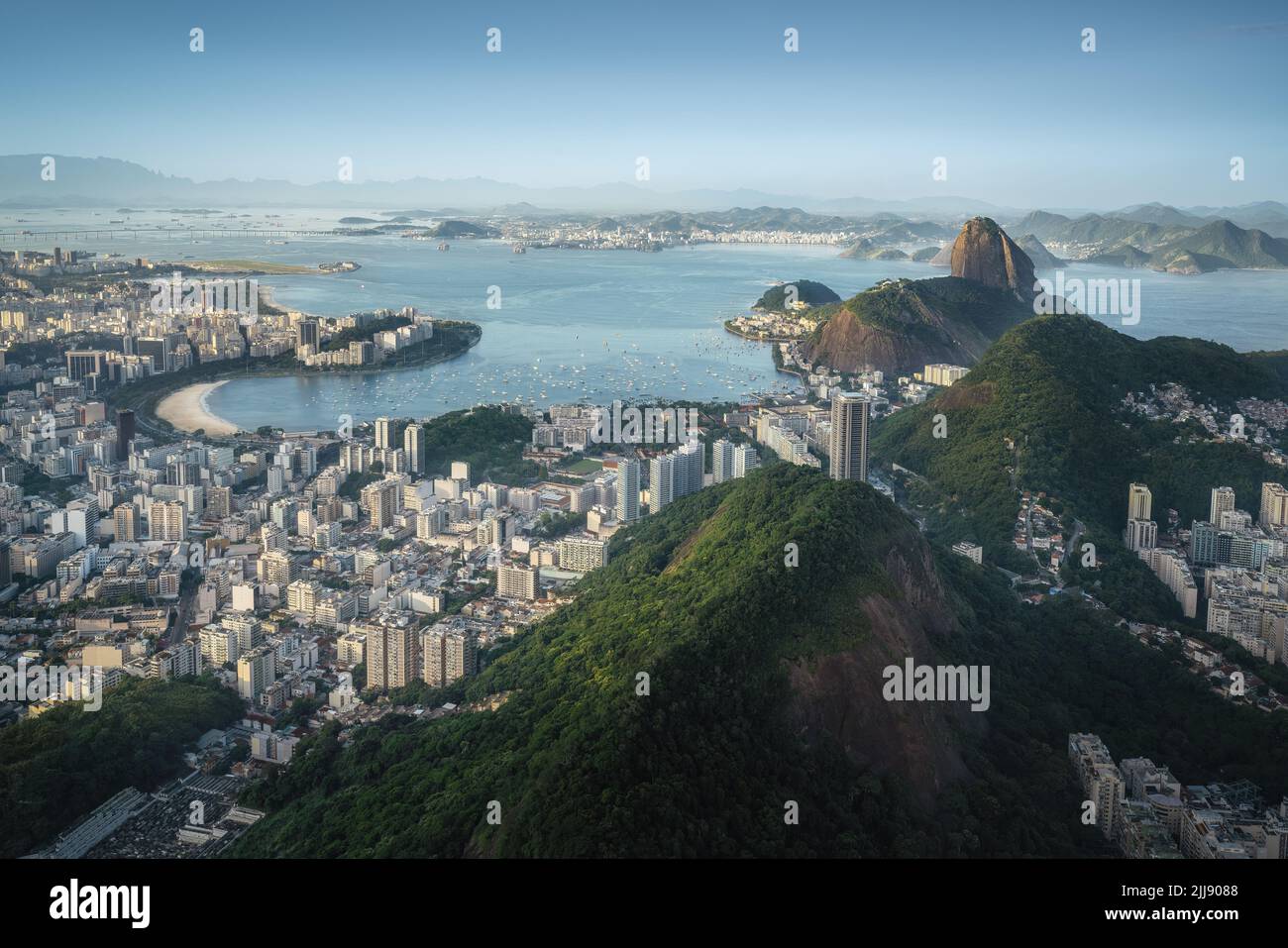 Luftaufnahme des Zuckerhut-Berges und der Guanabara-Bucht - Rio de Janeiro, Brasilien Stockfoto