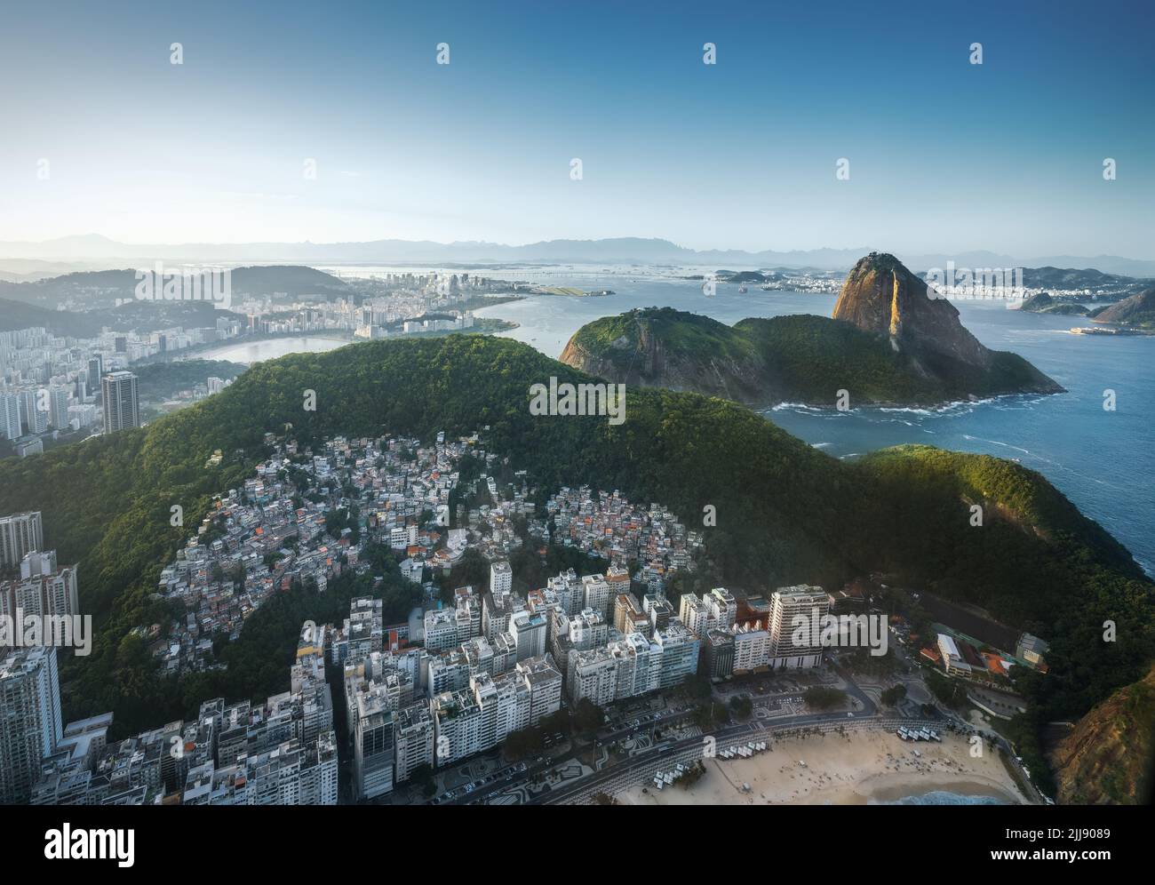 Luftaufnahme von Rio mit Zuckerhut und Strand von Leme - Rio de Janeiro, Brasilien Stockfoto
