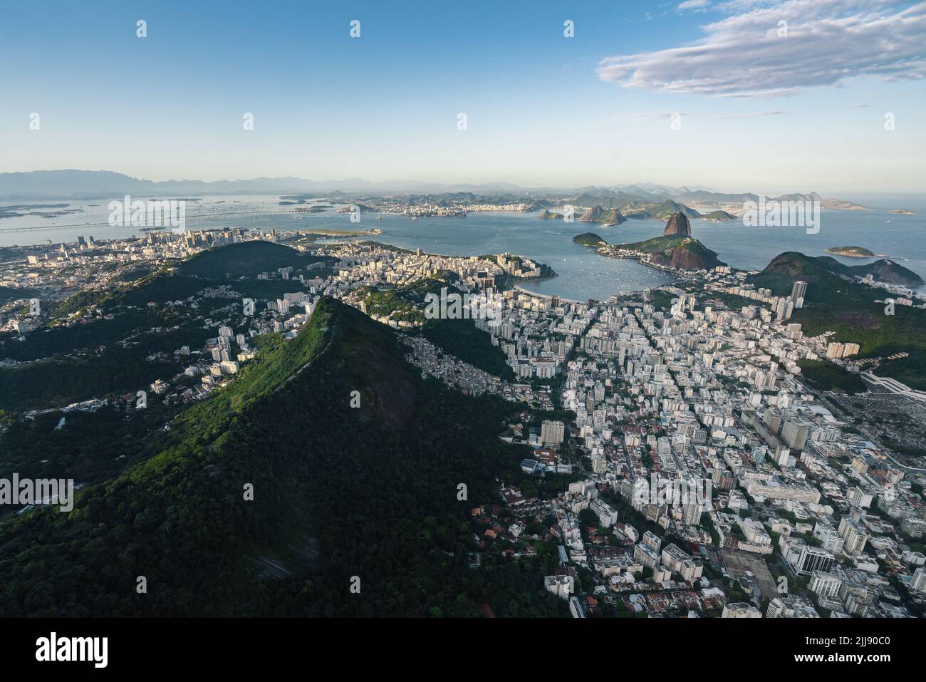 Luftaufnahme von Rio mit Zuckerhut und Guanabara Bay - Rio de Janeiro, Brasilien Stockfoto