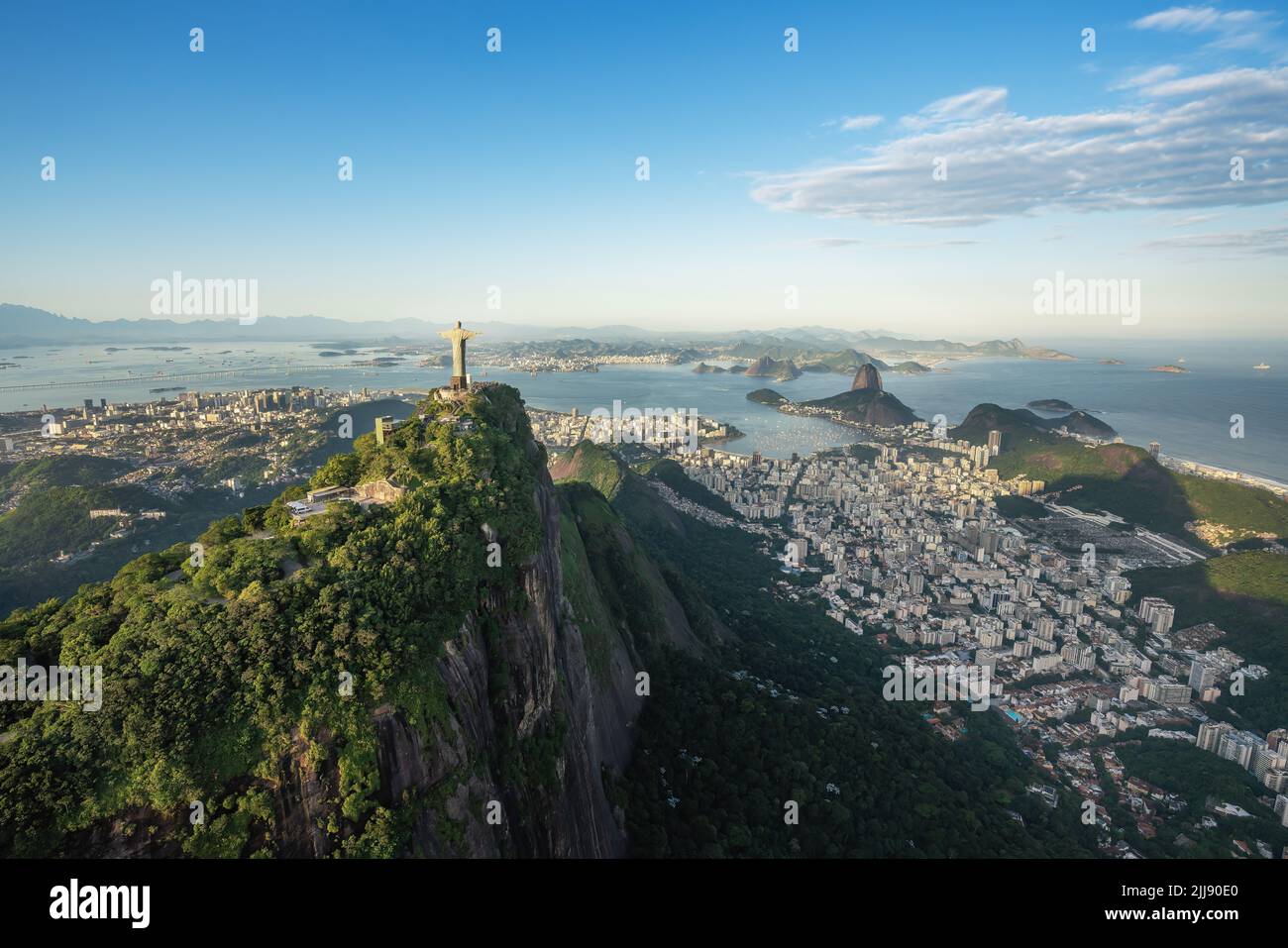 Luftaufnahme der Skyline von Rio mit Corcovado Mountain, Sugarloaf Mountain und Guanabara Bay - Rio de Janeiro, Brasilien Stockfoto
