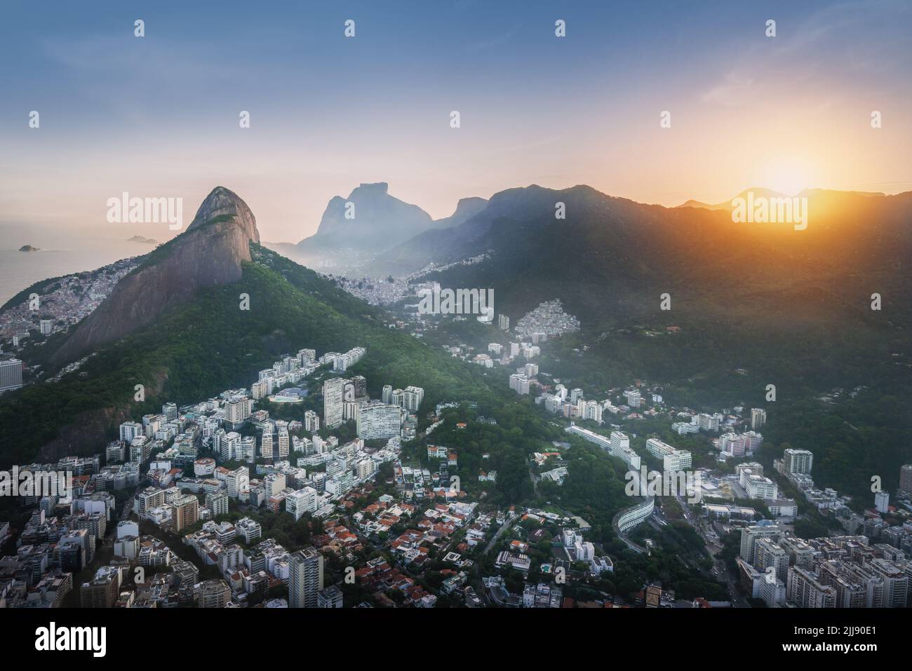 Luftaufnahme von Rio bei Sonnenuntergang mit Dois Irmaos Mountain (Morro Dois Irmaos) und Pedra da Gavea Hill - Rio de Janeiro, Brasilien Stockfoto