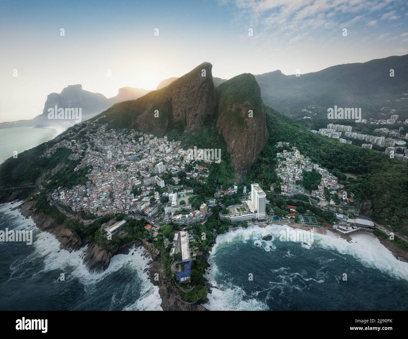 Luftaufnahme des Berges Dois Irmaos (Morro Dois Irmaos) mit Vidigal Favela - Rio de Janeiro, Brasilien Stockfoto
