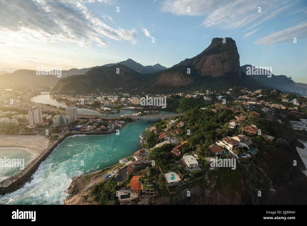 Luftaufnahme von Joa und Pedra da Gavea Hill - Rio de Janeiro, Brasilien Stockfoto