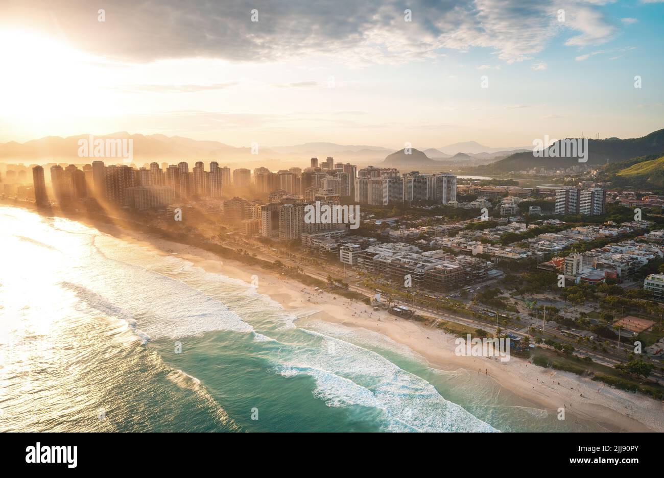 Luftaufnahme von Barra da Tijuca bei Sonnenuntergang - Rio de Janeiro, Brasilien Stockfoto