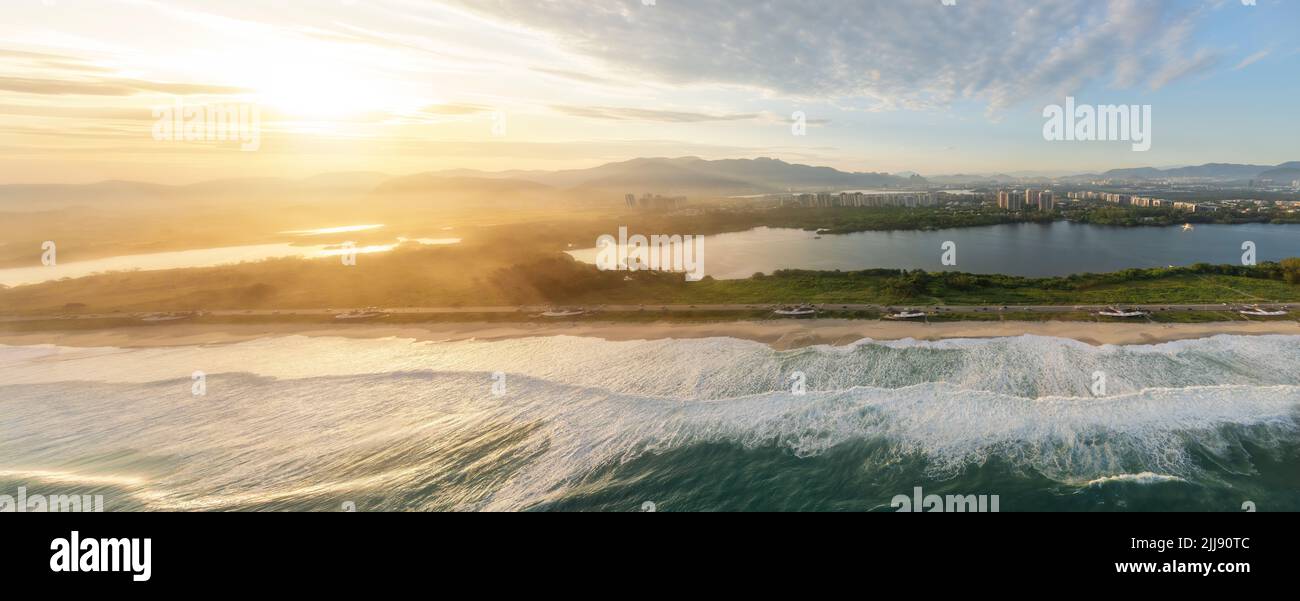 Panorama-Luftaufnahme von Reserva Beach, Marapendi Lagune und Reserve in Barra da Tijuca - Rio de Janeiro, Brasilien Stockfoto