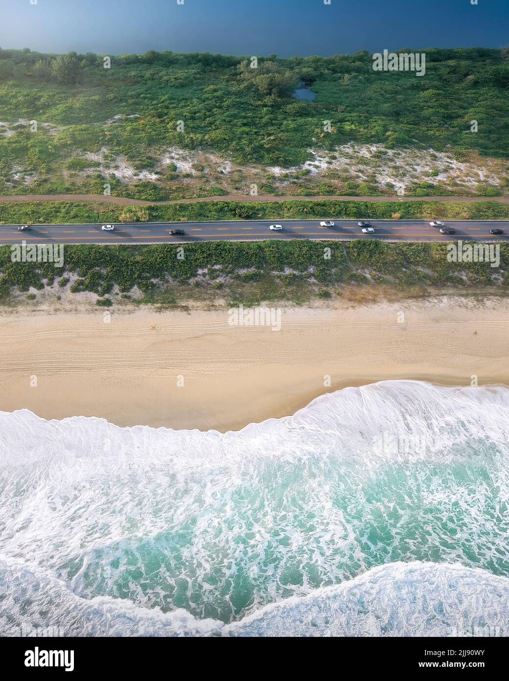 Luftaufnahme der Straße mit Strand, Meereswellen, See und Natur bei Barra da Tijuca - Rio de Janeiro, Brasilien Stockfoto