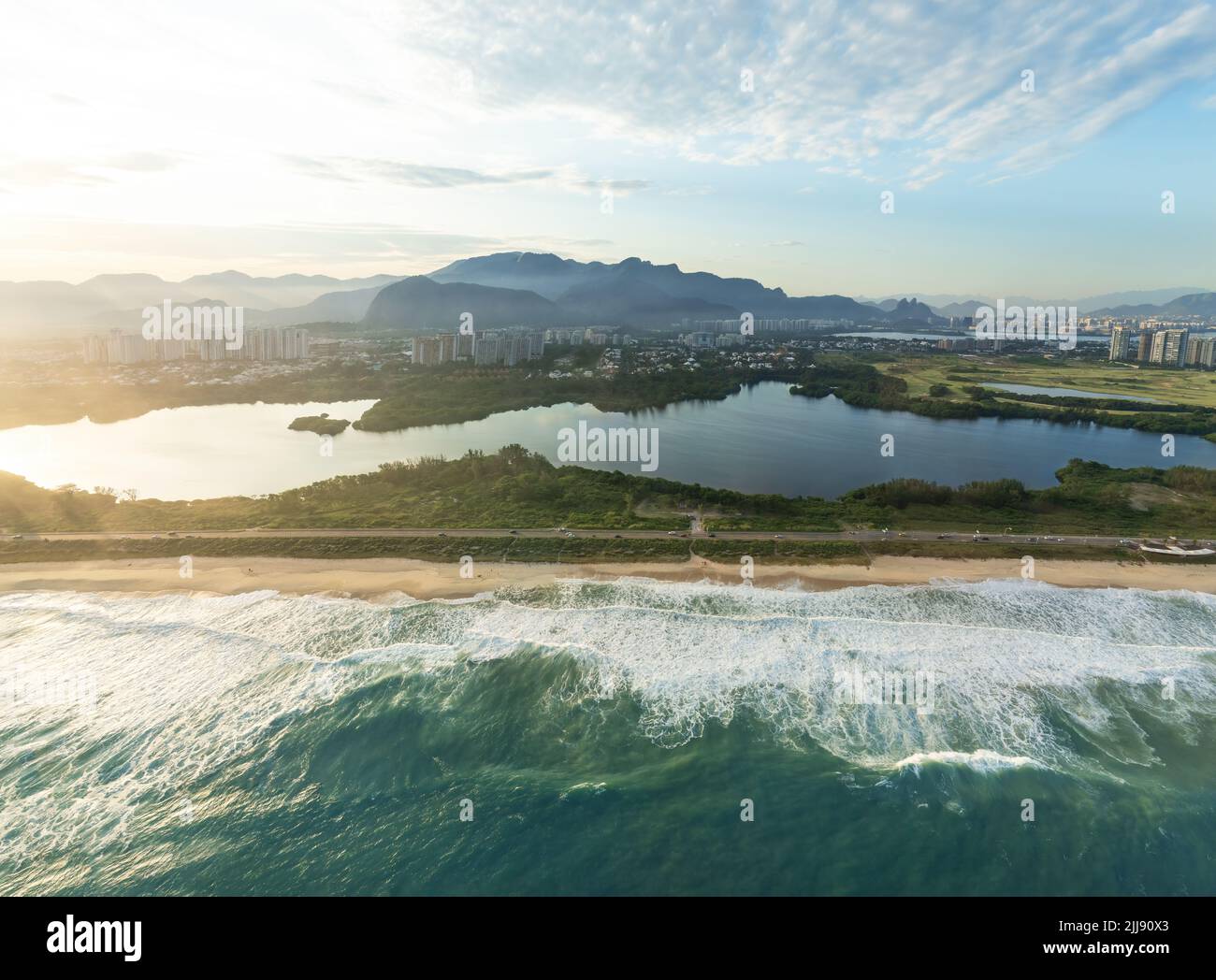 Luftaufnahme von Reserva Beach, Marapendi Lagoon und Reserve in Barra da Tijuca - Rio de Janeiro, Brasilien Stockfoto