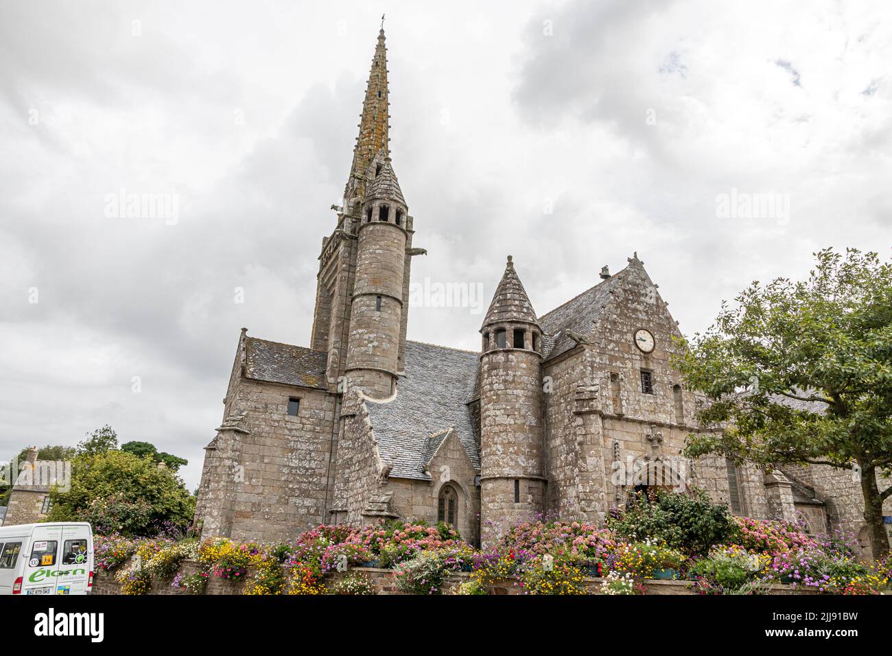 Ploumilliau (Plouilio), Frankreich. Die Eglise Saint-Milliau (St. Miliau Kirche), ein römisch-katholischer gotischer Tempel in dieser kleinen Stadt der Bretagne Stockfoto