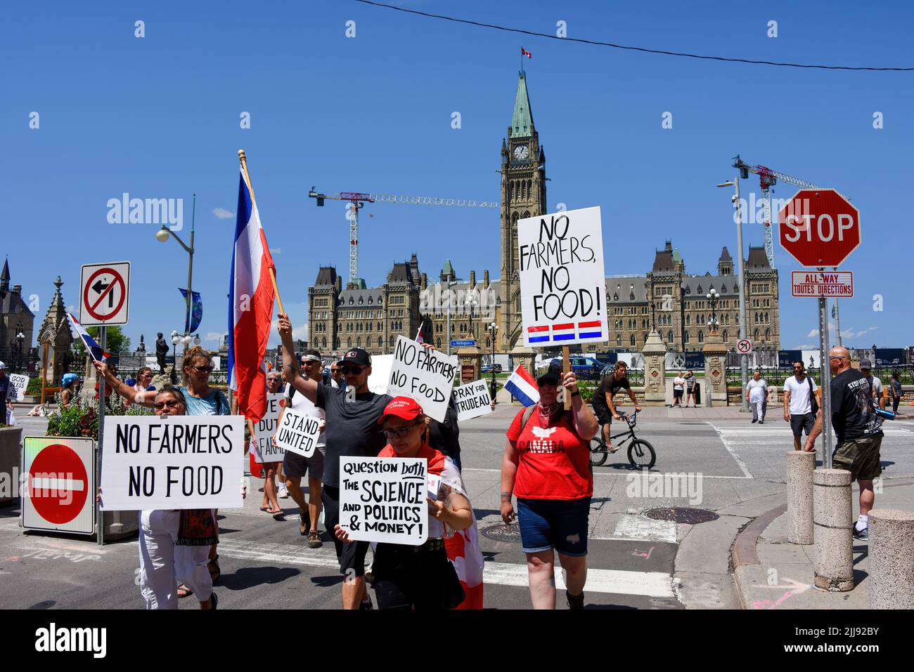 Ottawa, Kanada - 23. Juli 2022: Eine kleine Menschenmenge versammelt sich in der Innenstadt von Ottawa, um die Unterstützung der niederländischen Landwirte zu zeigen, die gegen neue Umweltziele protestieren, um den Klimawandel in den Niederlanden zu verlangsamen. Stockfoto