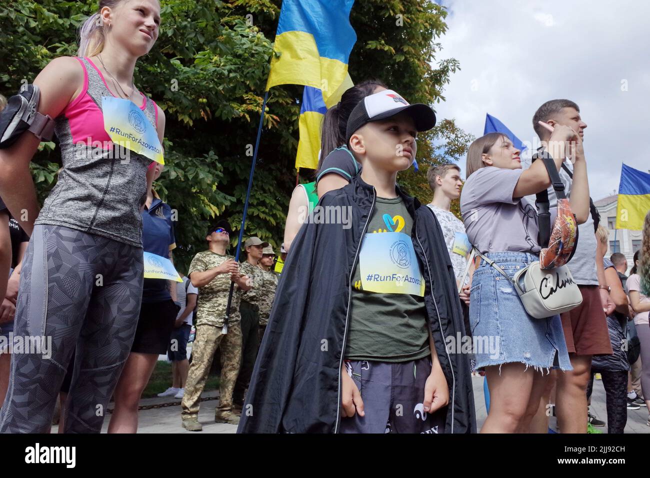 Während des laufenden Flashmob „Run for Asovstal“ in Zaporizhzhya werden Menschen beobachtet, wie sie sich umsehen. Die Organisatoren der Veranstaltung sind die Vereinigung der Familien der Verteidiger von Asovstal. Ziel des Marathons war es, die Welt an den Heldentum der ukrainischen Verteidiger von Mariupol während der russischen Aggression gegen die Ukraine zu erinnern. Das Asov-Regiment ist eine Einheit der Nationalgarde der Ukraine, die sich früher in Mariupol befand. Stockfoto