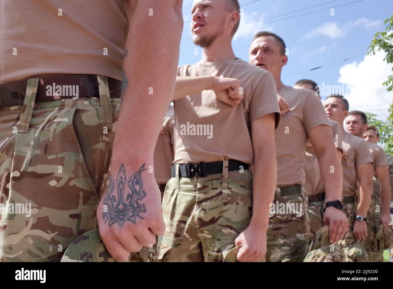 Mitglieder des Asow-Regiments werden während des laufenden Flashmob „Run for Asovstal“ in Zaporizhzhya auf einer Parade gesehen. Die Organisatoren der Veranstaltung sind die Vereinigung der Familien der Verteidiger von Asovstal. Ziel des Marathons war es, die Welt an den Heldentum der ukrainischen Verteidiger von Mariupol während der russischen Aggression gegen die Ukraine zu erinnern. Das Asov-Regiment ist eine Einheit der Nationalgarde der Ukraine, die sich früher in Mariupol befand. Stockfoto