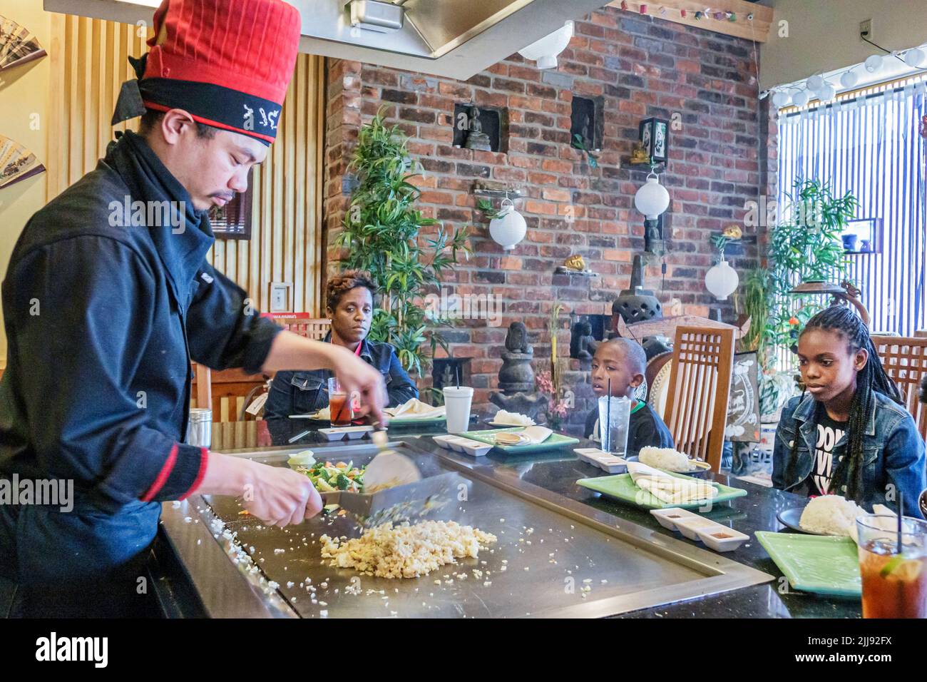 Orlando Florida, Oishi Japanisches Hibachi & Sushi Restaurant innen, asiatischer Mann männlicher Koch bereitet Kochen, Schwarze Mutter Junge Mädchen Familie beobachten Stockfoto