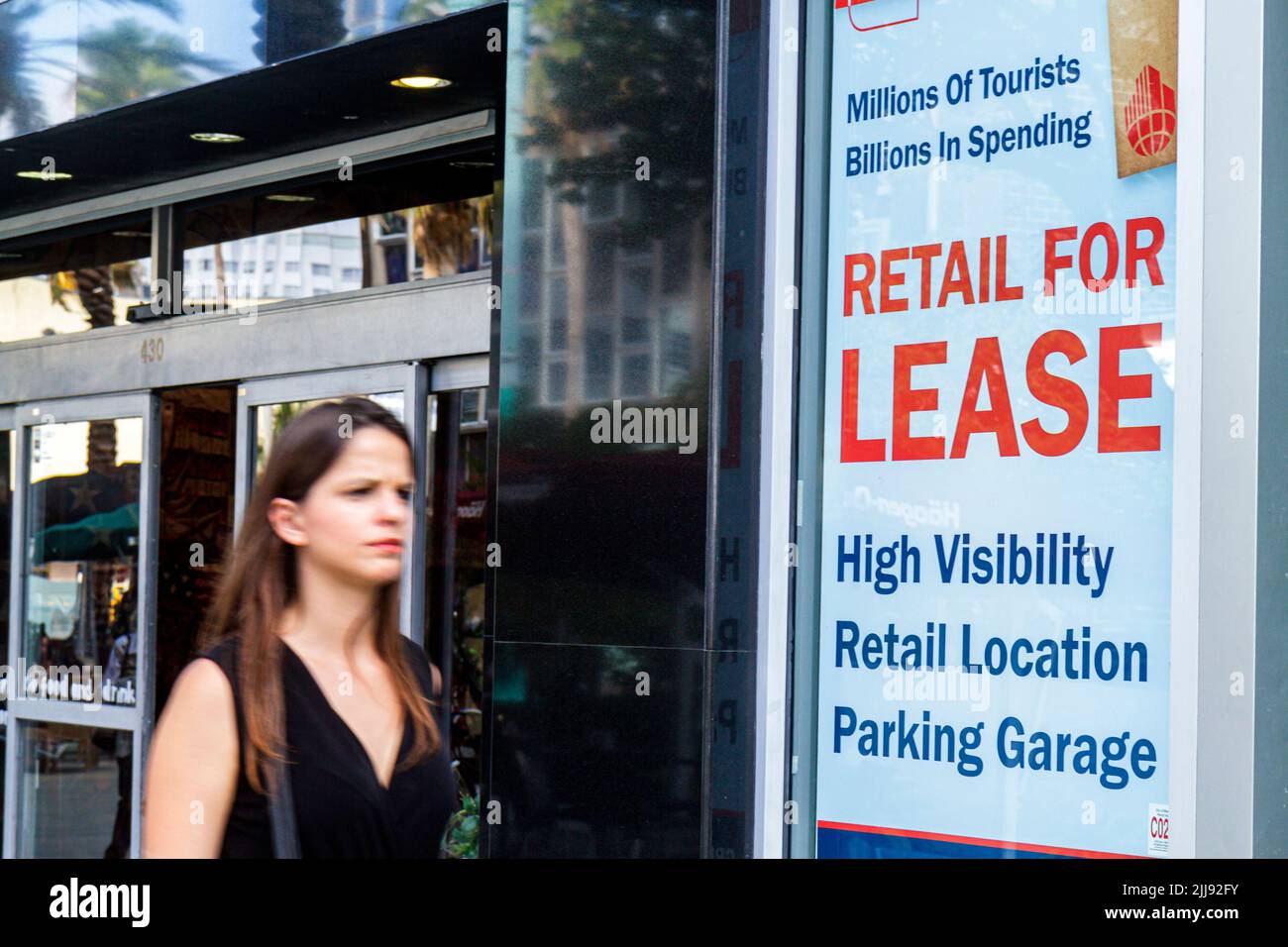 Miami Beach Florida, Lincoln Road Mall kommerzielle Immobilien Einzelhandel für Leasing-Zeichen, Hispanic Erwachsene Frau Frauen weibliche Dame, Menschen Person Stockfoto