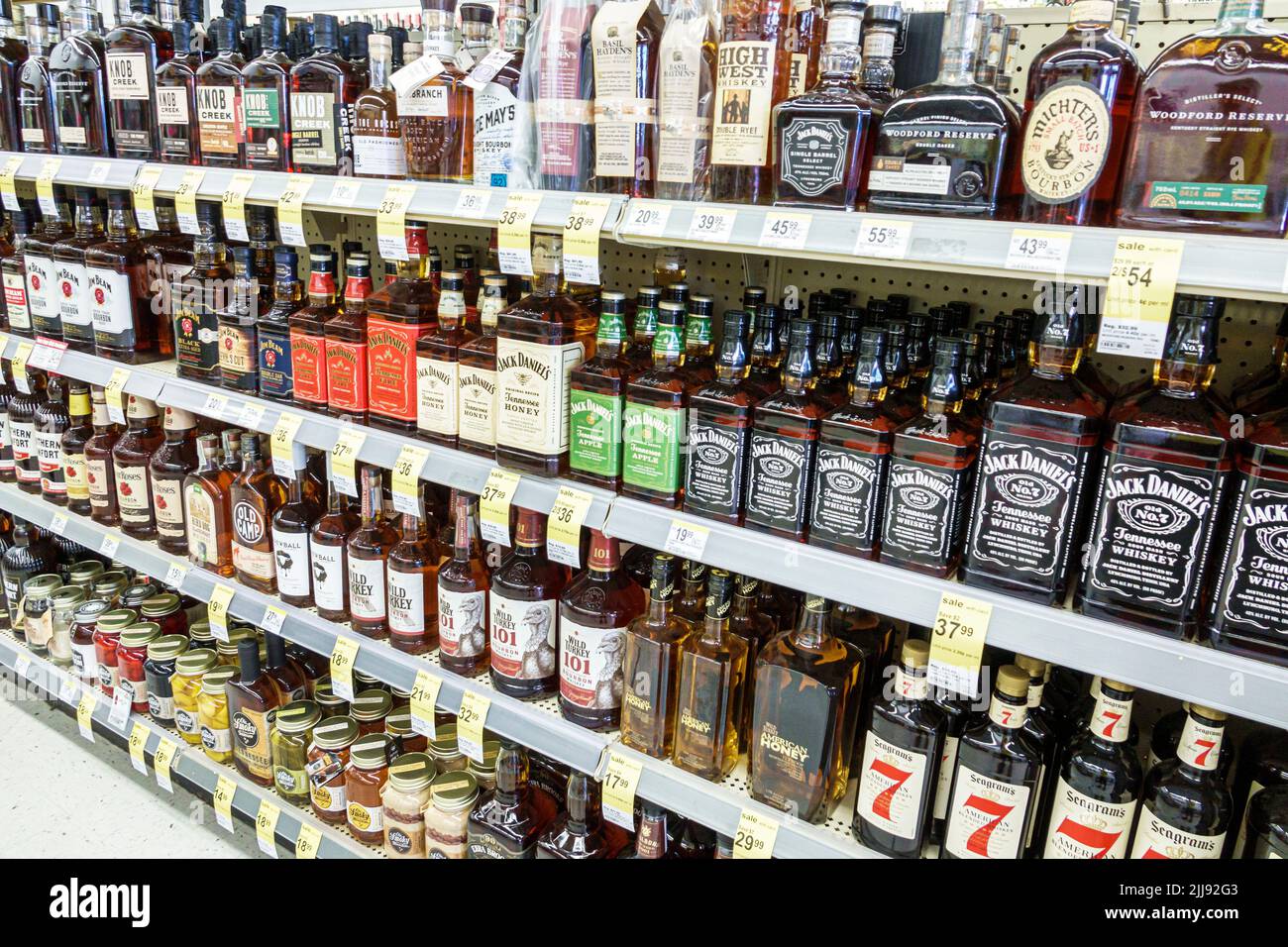 Miami Beach Florida, Walgreens Spirituosenladen im Inneren Regal Regale Flaschen, Jack Daniel's Whisky Marken alkoholische Getränke Verkauf Display, in einem Stockfoto