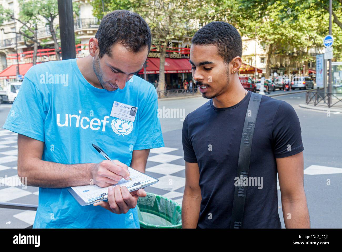 Paris Frankreich,Quartier Latin Rive Gauche am linken Ufer,Boulevard Saint-Germain Teilnahme an der Umfrage-Petition UNICEF,Schwarze Männer männlicher nordafrikanischer Fragebogen Stockfoto