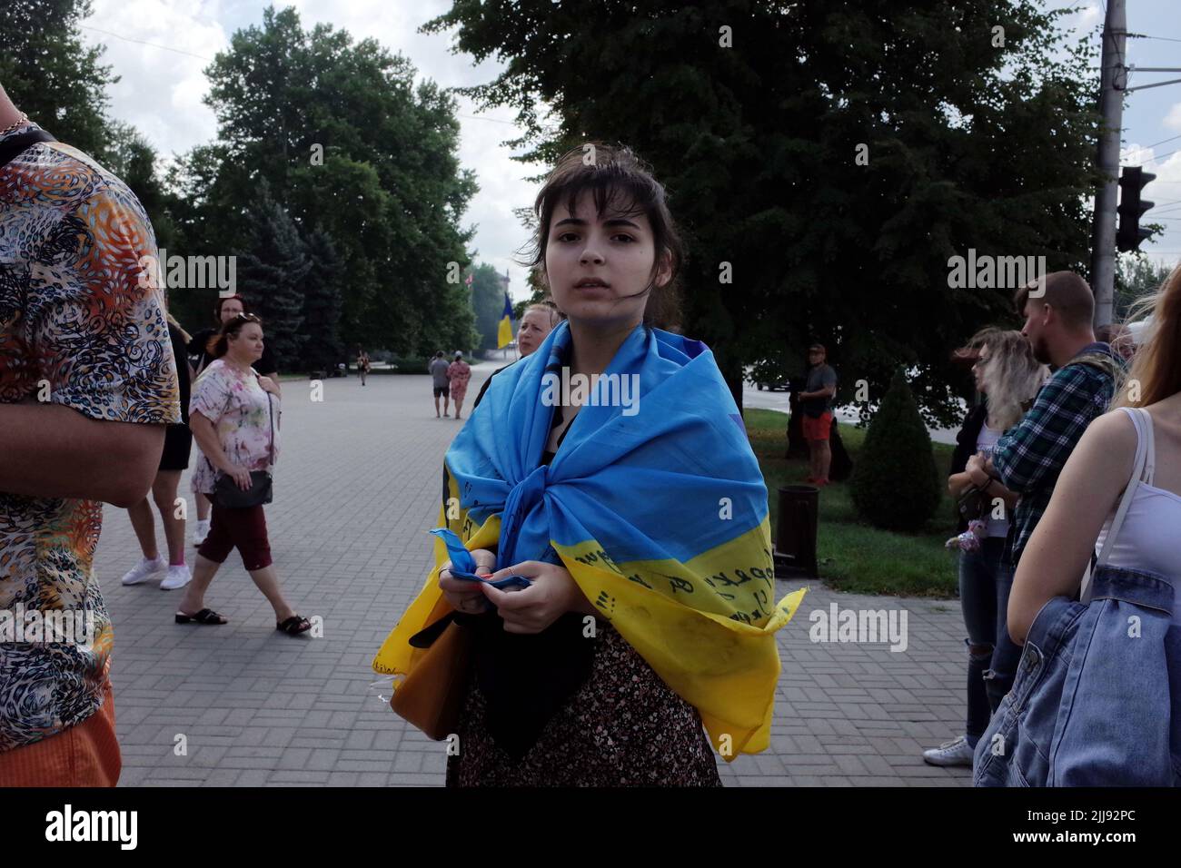 Ein Mädchen sah während des laufenden Flashmob „Run for Asovstal“ in Zaporizhzhya mit ukrainischer Flagge stehen. Die Organisatoren der Veranstaltung sind die Vereinigung der Familien der Verteidiger von Asovstal. Ziel des Marathons war es, die Welt an den Heldentum der ukrainischen Verteidiger von Mariupol während der russischen Aggression gegen die Ukraine zu erinnern. Das Asov-Regiment ist eine Einheit der Nationalgarde der Ukraine, die sich früher in Mariupol befand. (Foto von Andriy Andriyenko / SOPA Images/Sipa USA) Stockfoto