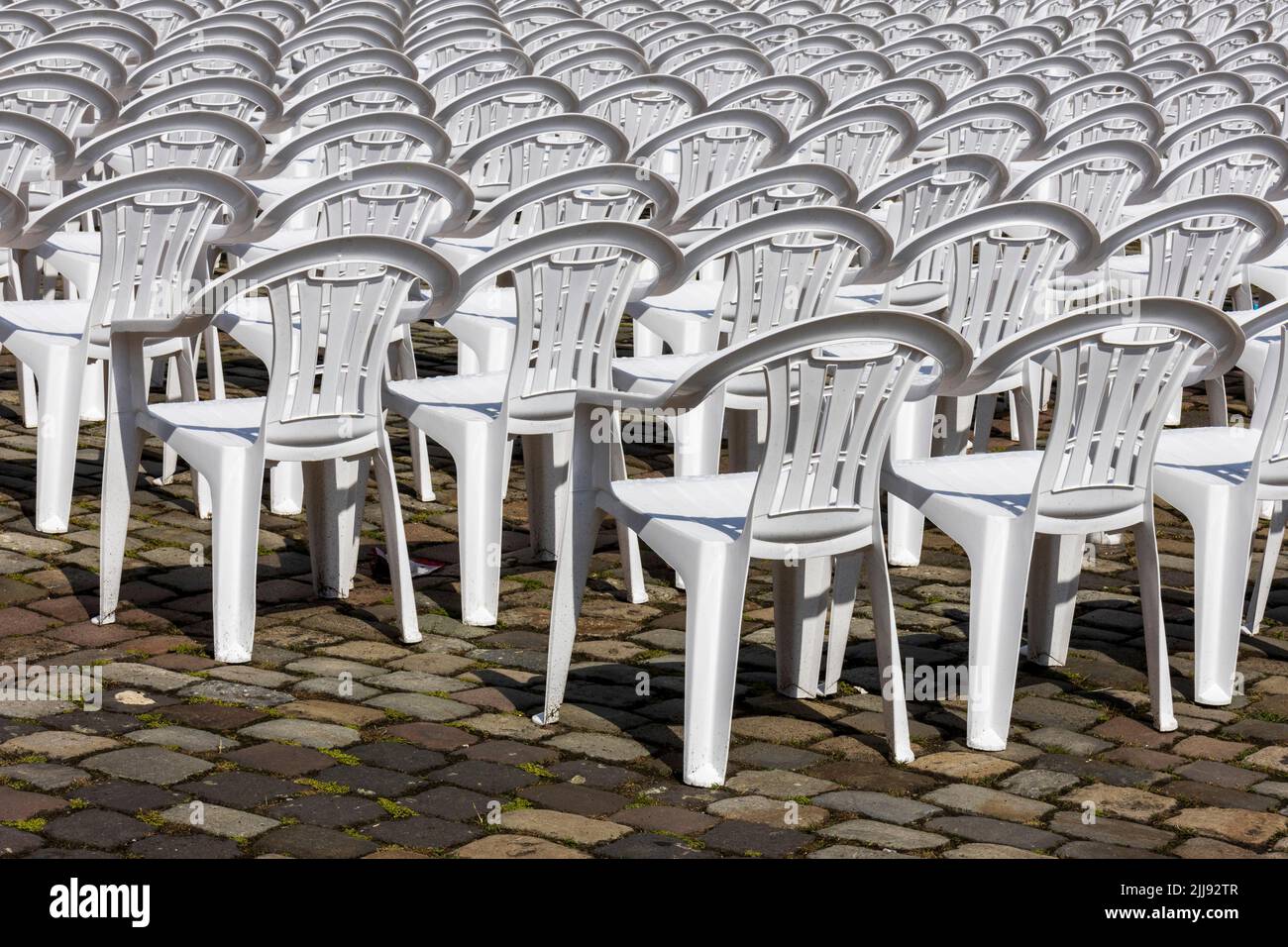 Weiße Plastikstühle, Münster, Westfalen, Nordrhein-Westfalen, Deutschland Stockfoto