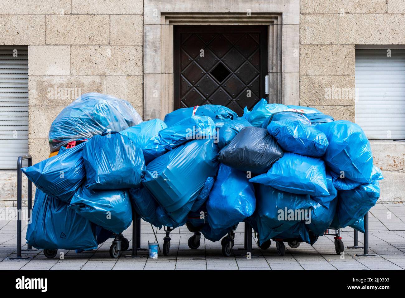 Gefüllte blaue Pastiksäcke, Abfall, Müll, Münster, Westfalen, Nordrhein-Westfalen, Deutschland Stockfoto