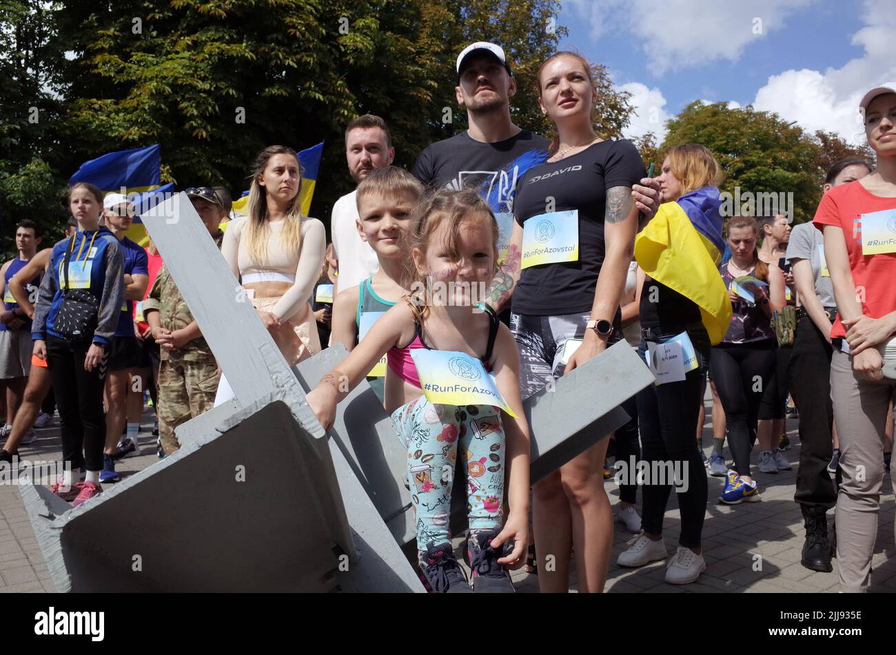 23. Juni 2022, Zaporizhzhya, Ukraine: Die Menschen werden gesehen, Blick auf während der laufenden Flashmob â € œRun für Azovstalâ € in Zaporizhzhya. Die Organisatoren der Veranstaltung sind die Vereinigung der Familien der Verteidiger von Asovstal. Ziel des Marathons war es, die Welt an den Heldentum der ukrainischen Verteidiger von Mariupol während der russischen Aggression gegen die Ukraine zu erinnern. Das Asov-Regiment ist eine Einheit der Nationalgarde der Ukraine, die sich früher in Mariupol befand. (Bild: © Andriy Andriyenko/SOPA Images via ZUMA Press Wire) Stockfoto