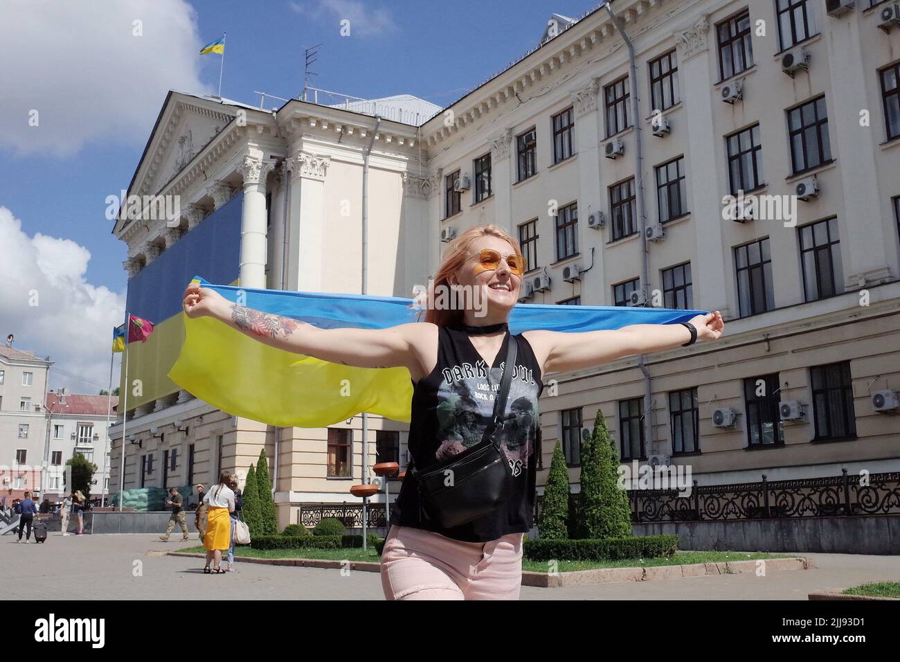 23. Juni 2022, Zaporizhzhya, Ukraine: Eine Frau ist zu sehen, läuft mit der ukrainischen Flagge während der laufenden Flashmob â € œRun für Azovstalâ € in Zaporizhzhya. Die Organisatoren der Veranstaltung sind die Vereinigung der Familien der Verteidiger von Asovstal. Ziel des Marathons war es, die Welt an den Heldentum der ukrainischen Verteidiger von Mariupol während der russischen Aggression gegen die Ukraine zu erinnern. Das Asov-Regiment ist eine Einheit der Nationalgarde der Ukraine, die sich früher in Mariupol befand. (Bild: © Andriy Andriyenko/SOPA Images via ZUMA Press Wire) Stockfoto