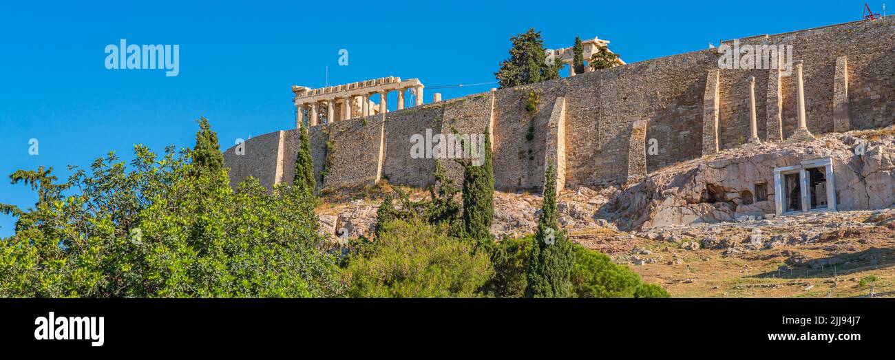 Berühmte Wahrzeichen Athens Akropolis von der Südseite mit dem choregischen Denkmal von Thrasyllos, Panorama Stockfoto