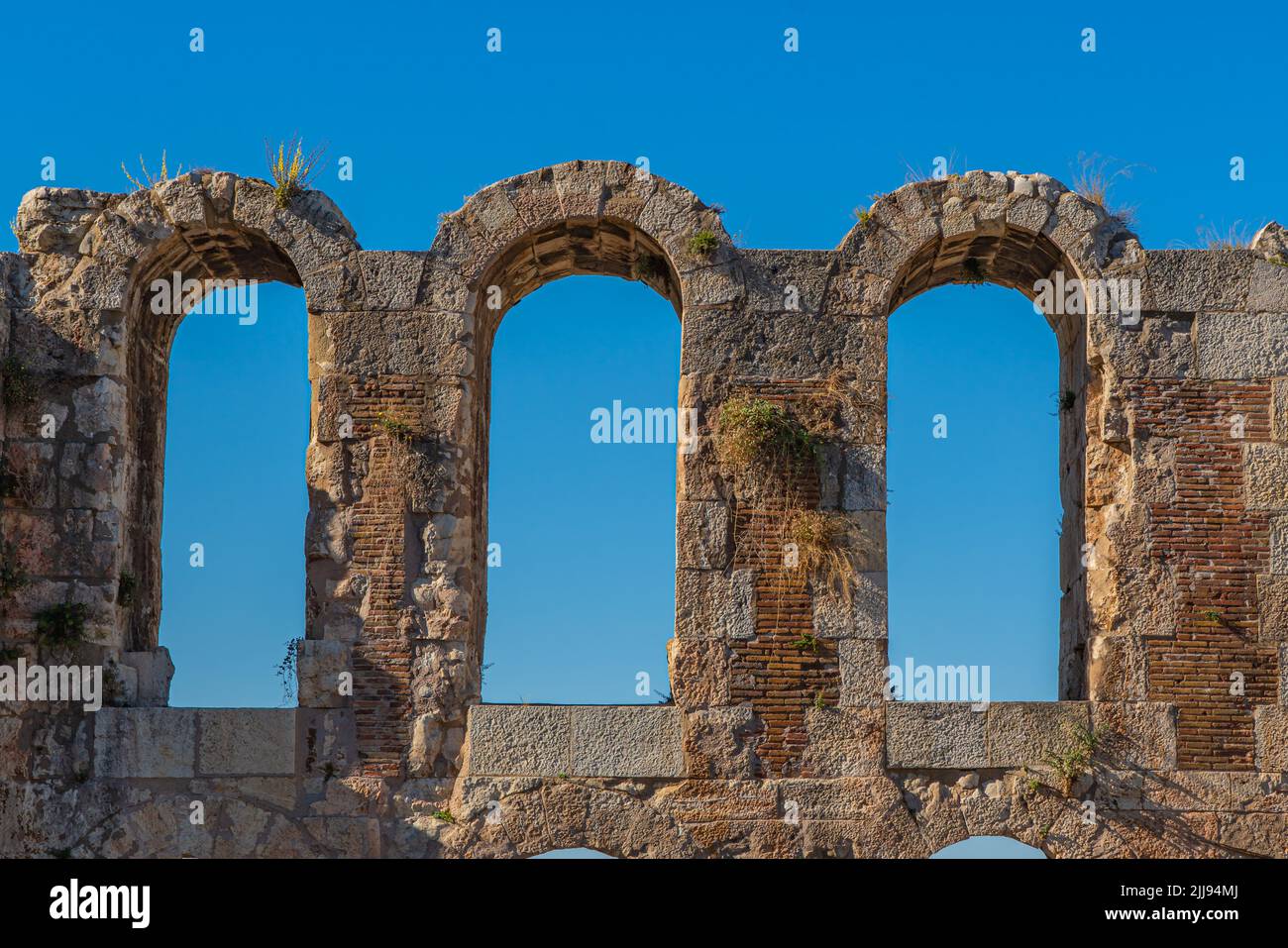 Teilansicht vom Odeon des Herodes Atticus, auch Herodeion oder Herodion genannt, einem römischen Steintheater auf der Akropolis von Athen, Griechenland. Stockfoto