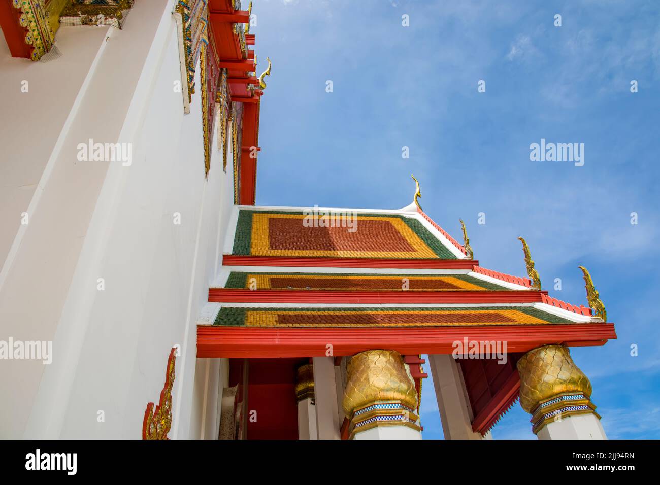 Das Dach von Wihan Phra Mongkhon Bophit, es ist ein 'aktiver' Tempelkomplex in Ayutthaya Thailand. Das Hauptmerkmal ist der große bronzene (vergoldete) Buddha Stockfoto