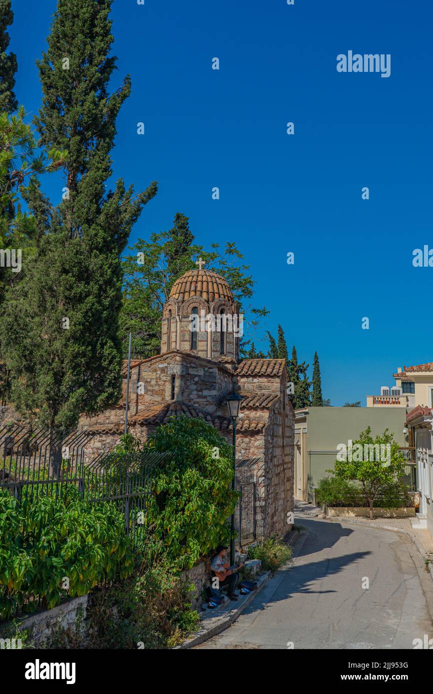 ATHEN, GRIECHENLAND - 21. MAI 2022: Straßenansicht im Stadtteil Plaka von Athen Stockfoto