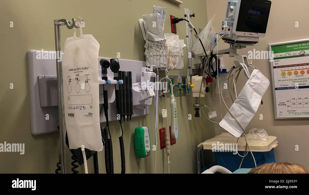 Hightech-medizinische Geräte in einem Krankenhaus-Notaufnahme-Raum. Stockfoto