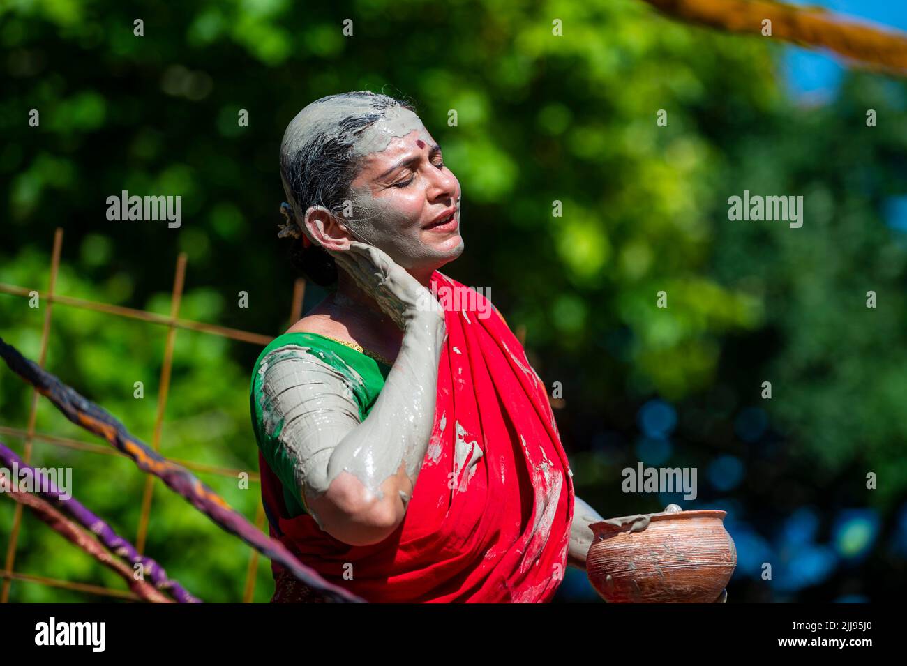 London, Großbritannien. 24. Juli 2022. Vidya Thirunarayan, eine Bharata Natyam-Tänzerin sowie eine prominente Keramikerin, spielt ‘Lives of Clay’ vor dem Chelsea Theatre. Der Tanz erzählt die Geschichten von Frauen vom alten Mythos bis zum modernen Leben durch klassischen indischen Tanz und eine halbe Tonne Lehm. Die Show ist Teil des diesjährigen Kensington & Chelsea Festivals. Kredit: Stephen Chung / Alamy Live Nachrichten Stockfoto