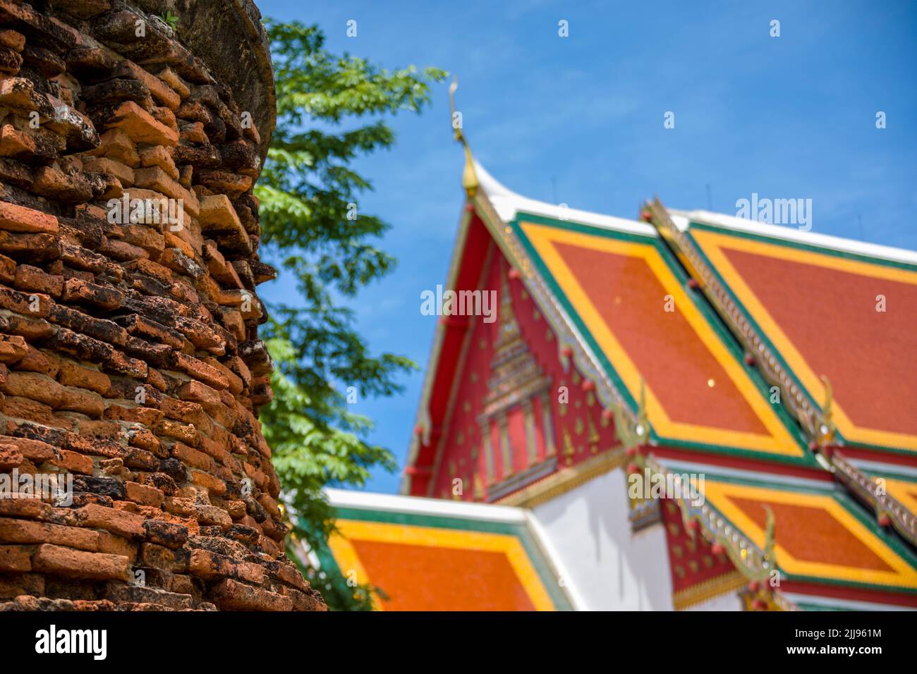 Der Prang im Wat Phra Si Sanphet war der heiligste Tempel in Ayutthaya Thailand. Der Bokeh-Hintergrund ist Wihan Phra Mongkhon Bophit. Stockfoto