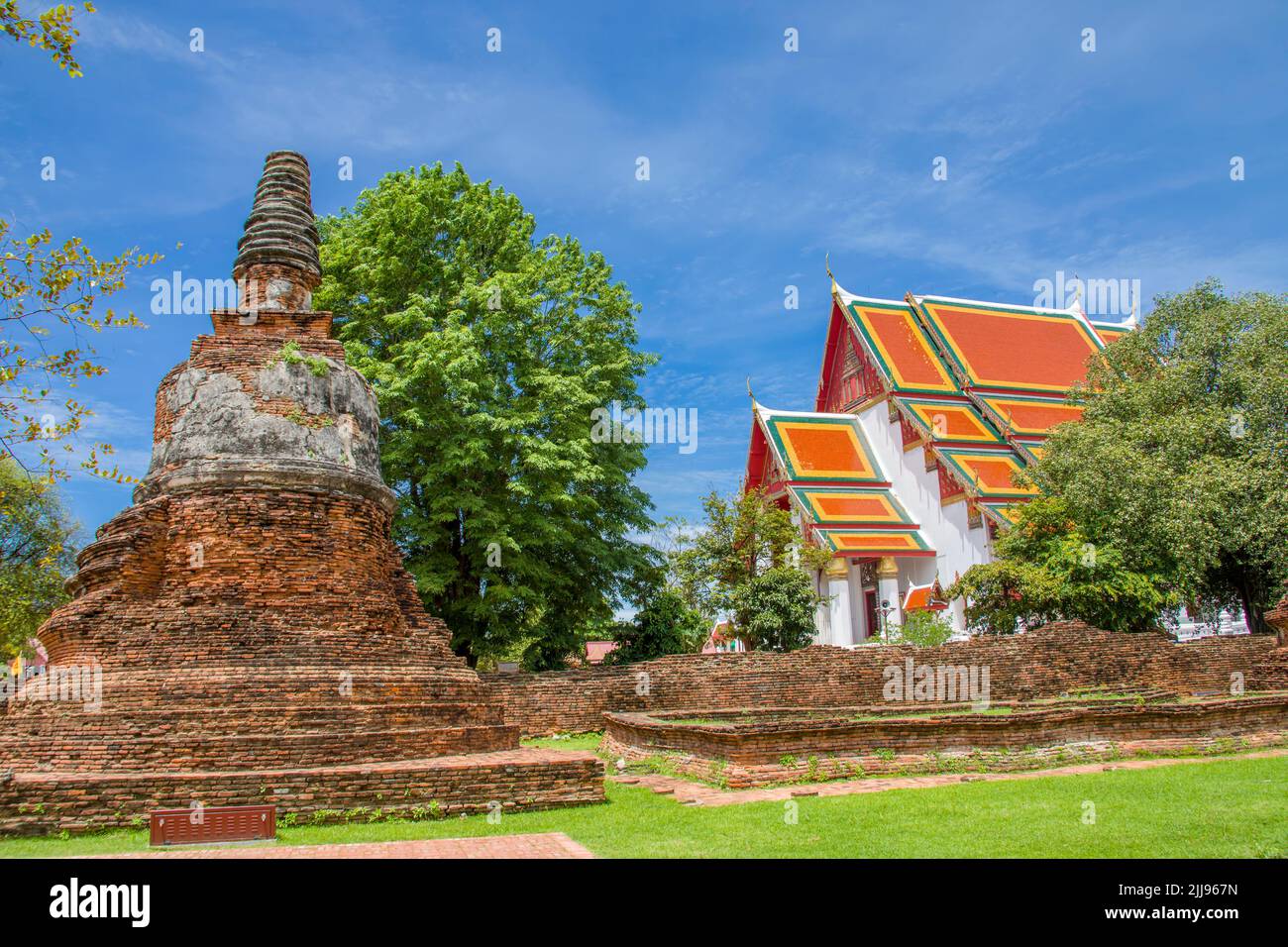 Der Prang im Wat Phra Si Sanphet war der heiligste Tempel in Ayutthaya Thailand. Der Hintergrund ist Wihan Phra Mongkhon Bophit. Stockfoto