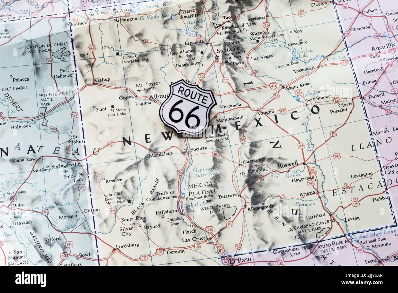 Still-Life Route 66 Schildstift auf einer Highway-Karte der westlichen Staaten, 2022, USA Stockfoto