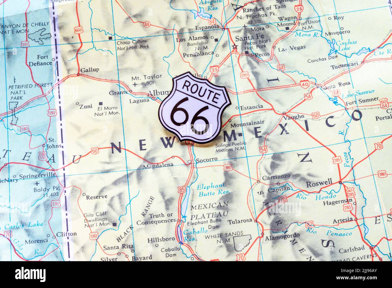 Still-Life Route 66 Schildstift auf einer Highway-Karte der westlichen Staaten, 2022, USA Stockfoto