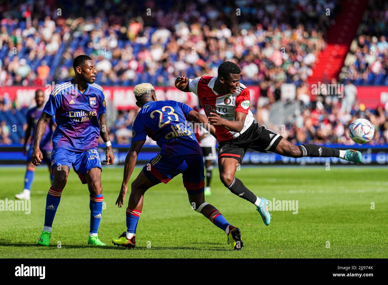 Rotterdam, Niederlande. 24. Juli 2022, Rotterdam - Thiago Santos Mendes von Olympique Lyon, Javairo Dilrosun von Feyenoord während des Spiels zwischen Feyenoord und Olympique Lyon im Stadion Feijenoord De Kuip am 24. Juli 2022 in Rotterdam, Niederlande. (Box zu Box Pictures/Tom Bode) Stockfoto