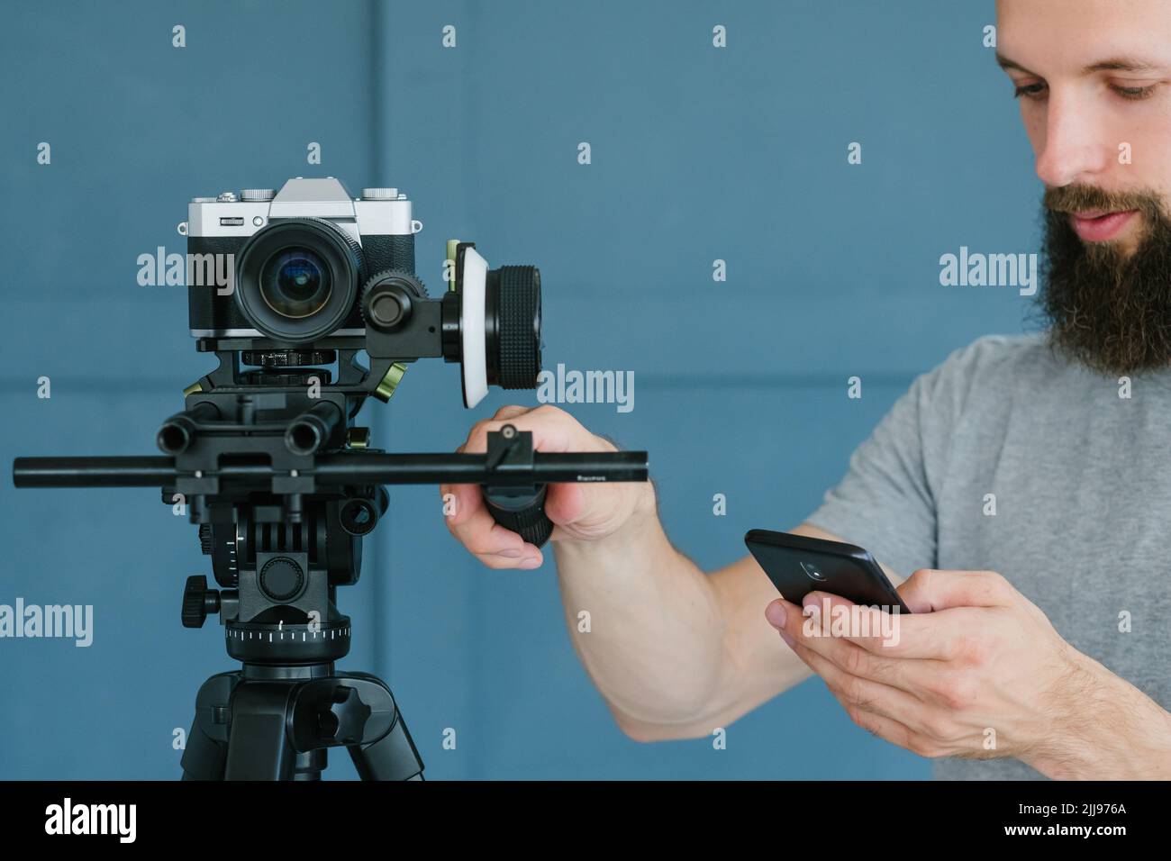 Videoaufnahme Mann Kamera Ausrüstung Telefon prüfen Stockfoto