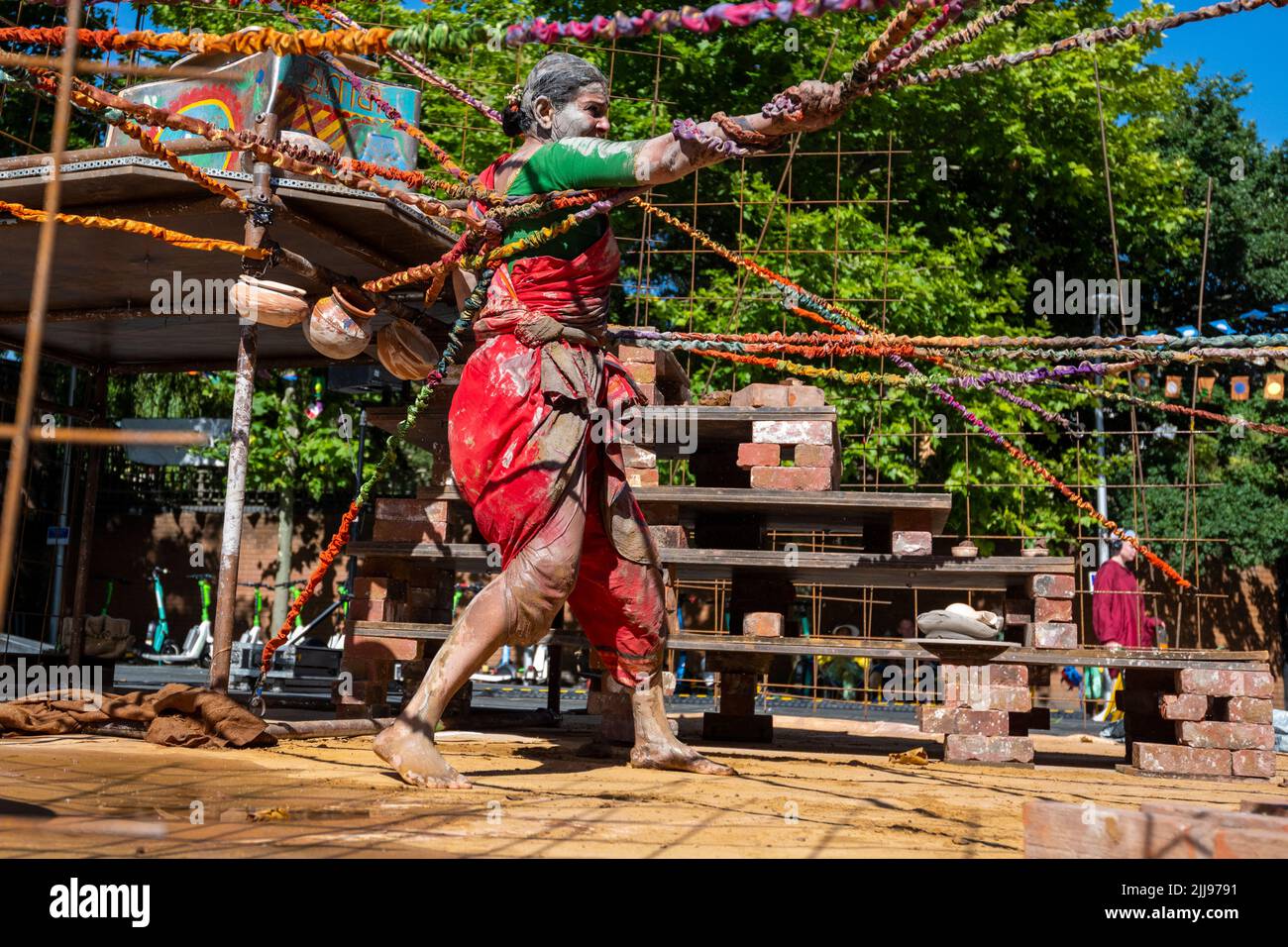 London, Großbritannien. 24. Juli 2022. Vidya Thirunarayan, eine Bharata Natyam-Tänzerin sowie eine prominente Keramikerin, spielt ‘Lives of Clay’ vor dem Chelsea Theatre. Der Tanz erzählt die Geschichten von Frauen vom alten Mythos bis zum modernen Leben durch klassischen indischen Tanz und eine halbe Tonne Lehm. Die Show ist Teil des diesjährigen Kensington & Chelsea Festivals. Kredit: Stephen Chung / Alamy Live Nachrichten Stockfoto