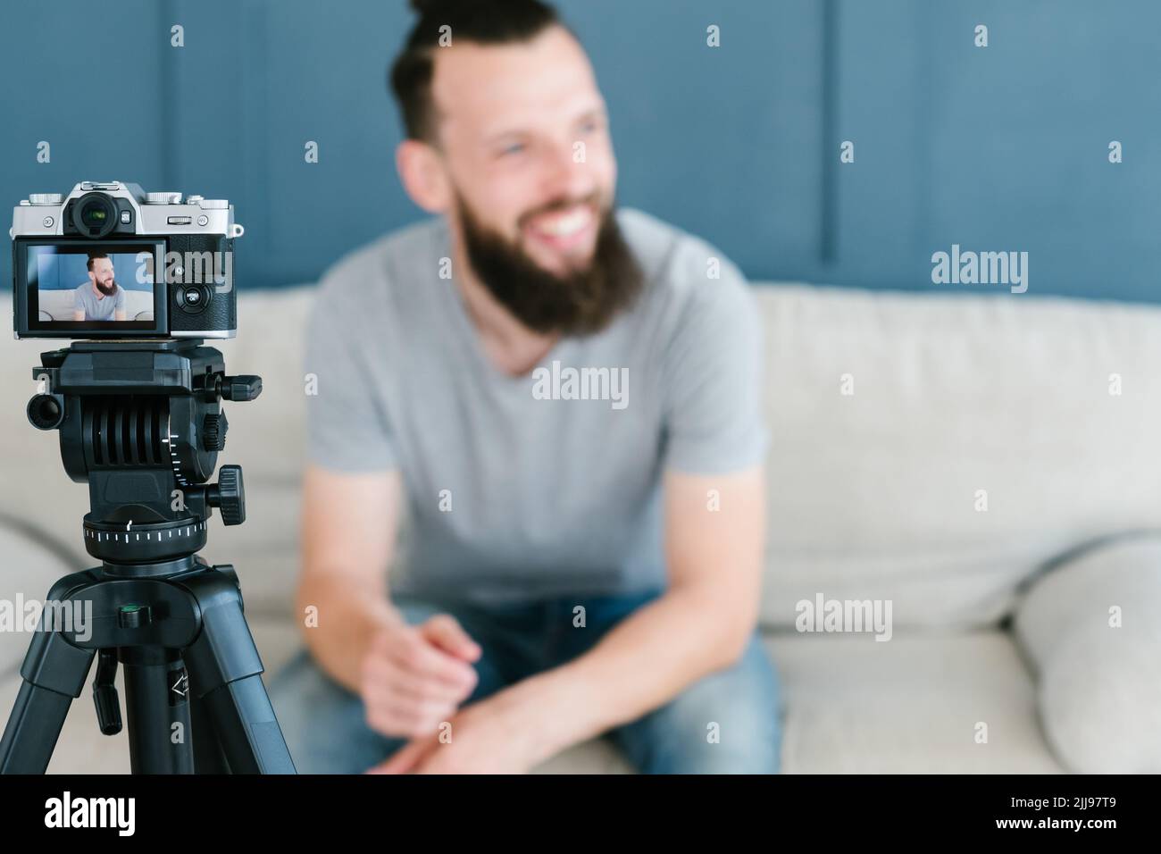 Vlog Mann Aufnahme Video erstellen Inhalt Kamera Stockfoto