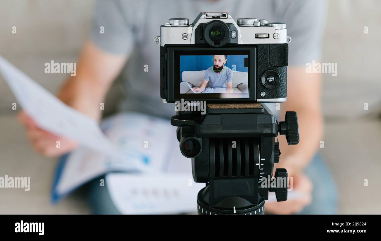 Ausrüstung Video Schießen Mann Kamera Stativ Blog Stockfoto