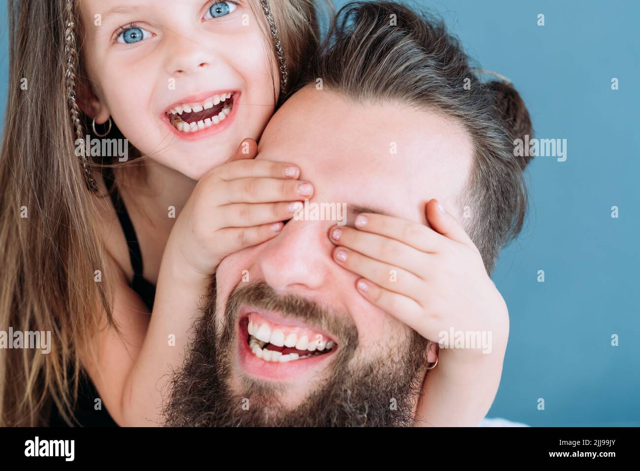 Überraschung Spaß lachen Familie Freizeit Mädchen decken Augen Stockfoto