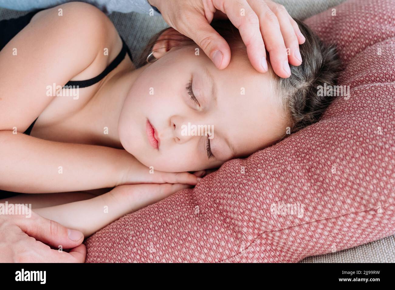 Elterliche Pflege Vater streicheln schlafen Tochter Liebe Stockfoto
