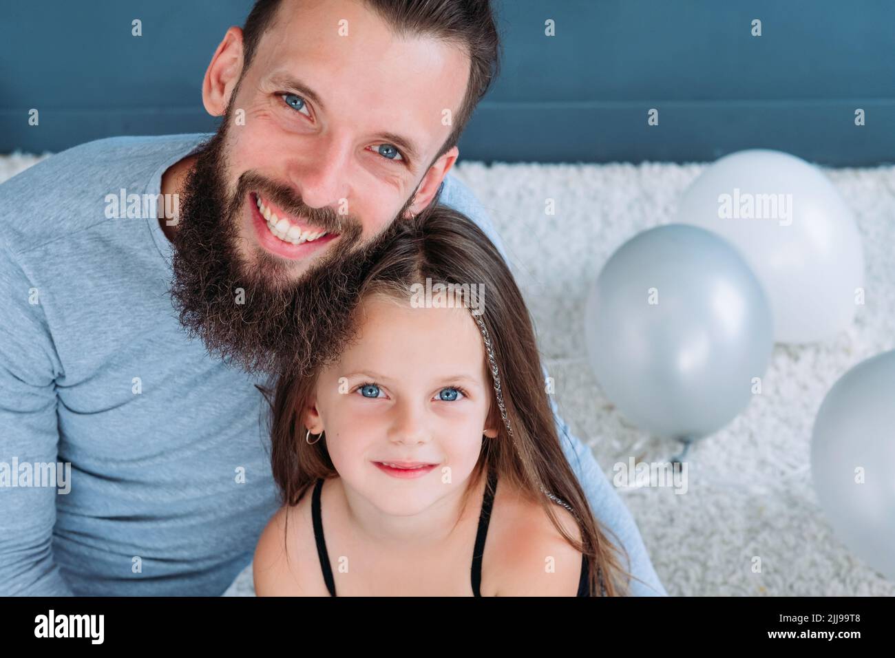 Vaterschaft Bindung Liebe glücklich Familie Umarmung kleines Mädchen Stockfoto