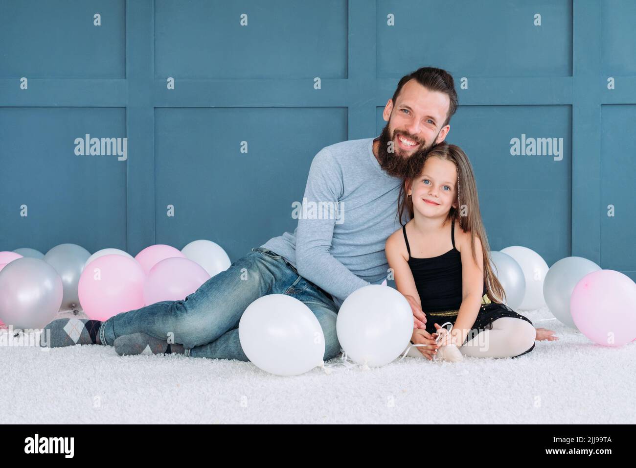 Familie Bindung Liebe Papa umarmen Tochter glücklich Vaterschaft Stockfoto