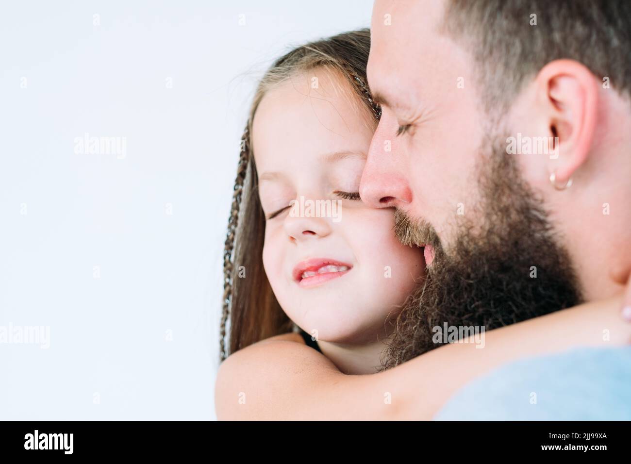 Vater Pflege liebevolle Eltern Kind Bindung Familie umarmen Stockfoto