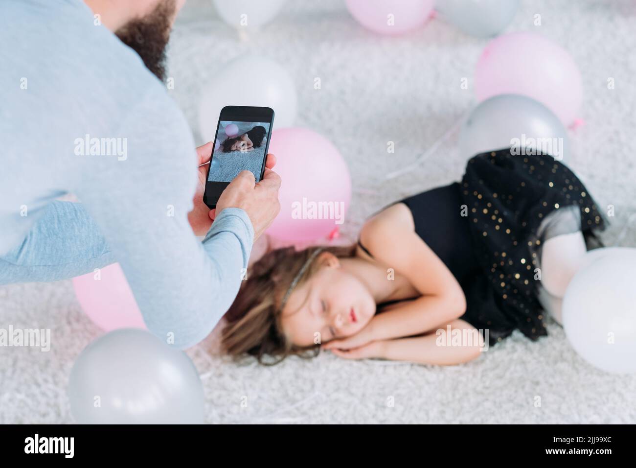 Vaterschaft Momente schlafen Tochter Handy Foto Stockfoto