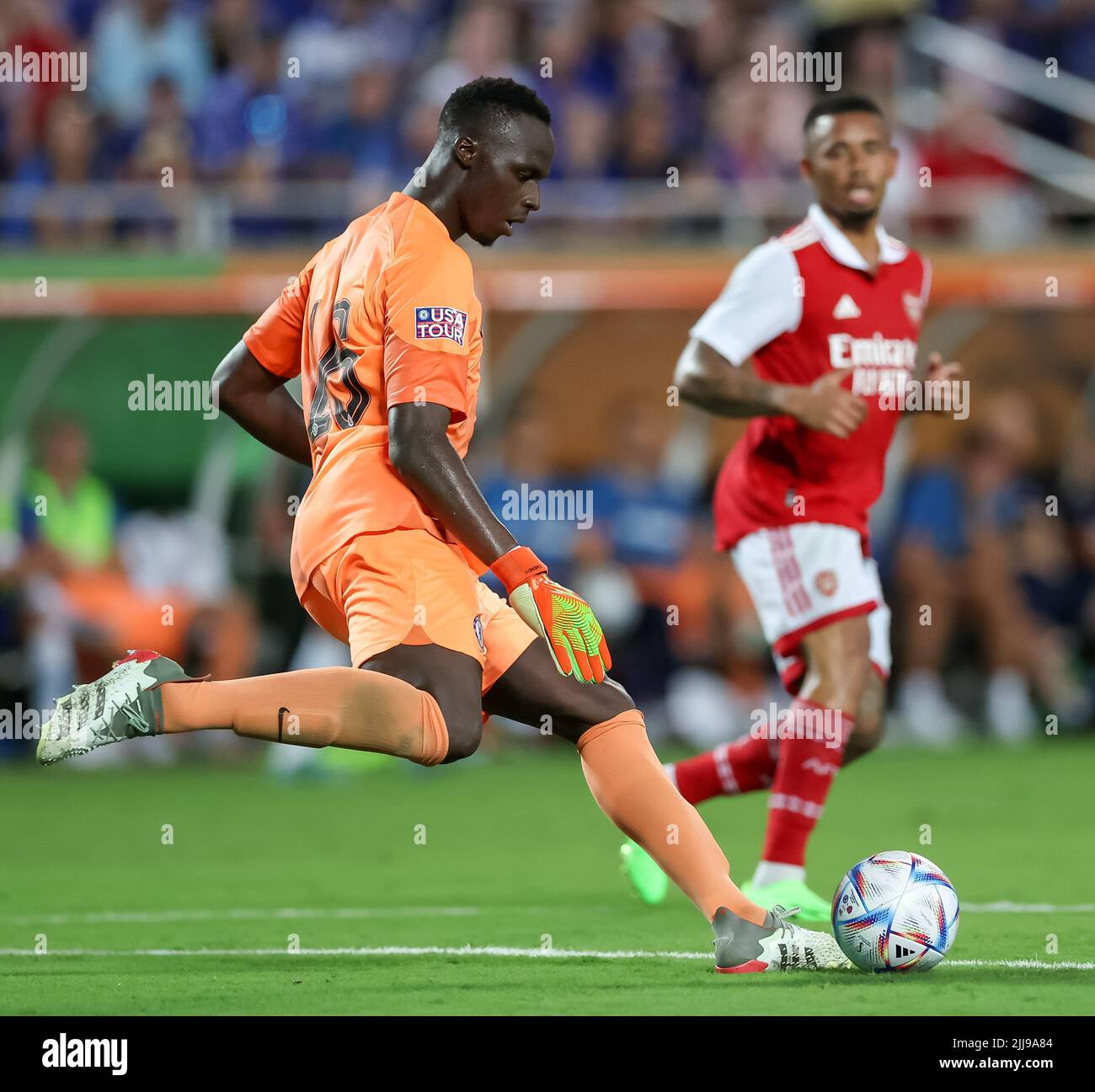 23. Juli 2022: Chelsea-Torwart Ã‰DOUARD MENDY (16) macht beim Fußballspiel Arsenal gegen Chelsea FC im Camping World Stadium in Orlando, FL am 23. Juli 2022 einen Pass. (Bild: © Cory Knowlton/ZUMA Press Wire) Stockfoto