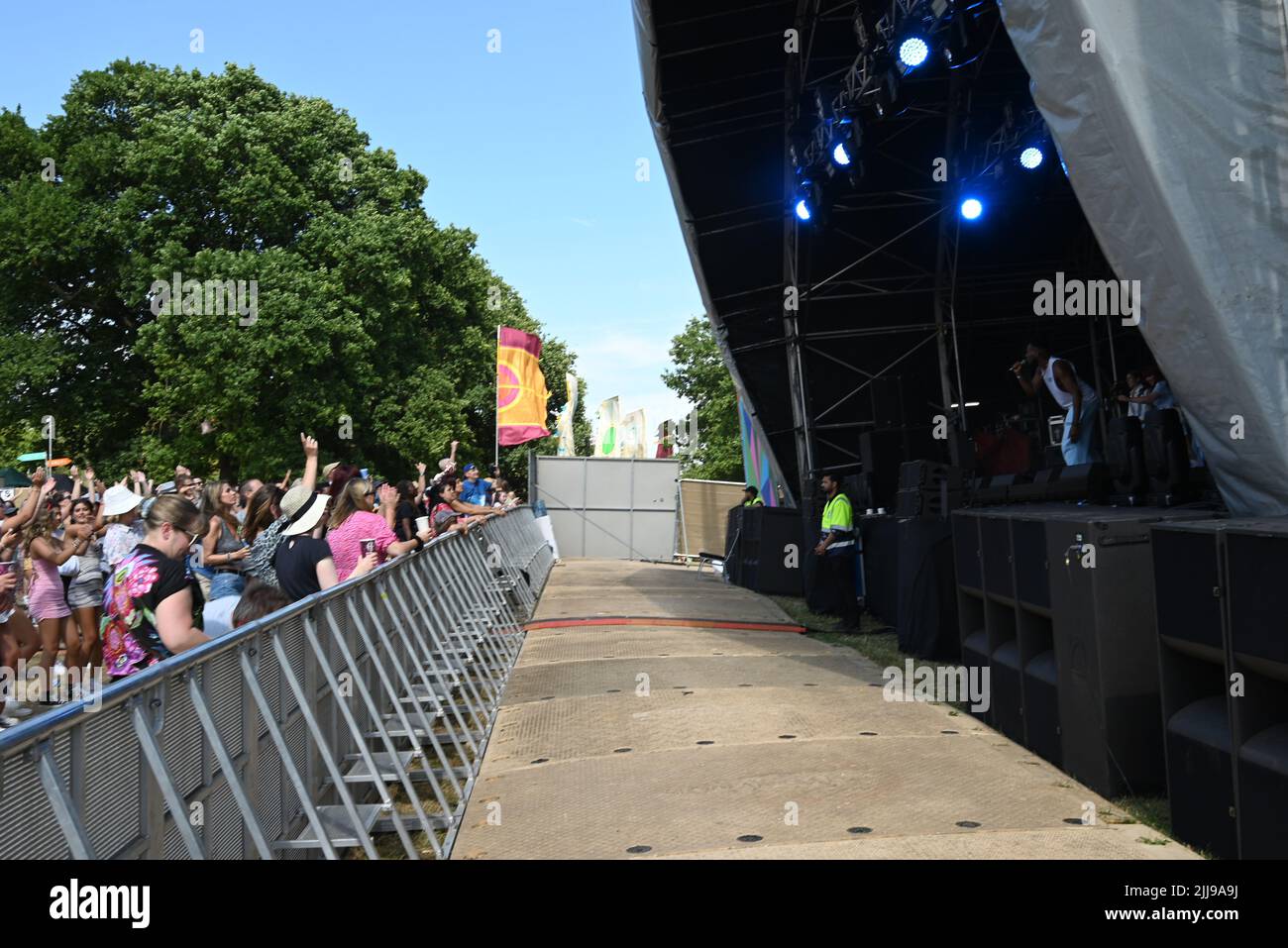 Gestern feierte das Kaleidoscope Festival von Alexandra Palace sein drittes Jahr mit einem Line-Up, das Orbital, Happy Mondays, Charlotte Church’s Late Night Pop Dungeon, David Rodigan MBE und The Magic Numbers und DJ Sets von Crazy P Soundsystem, Craig Charles, DJ Yoda, Zero 7 und PBR Streetgang umfasst. Auf der Comedy-Bühne gab es Auftritte von Dom Joly, Jessica Fostekew, Ed Byrne, Huge Davies und Sindhu Vee. Vor dem Hintergrund bietet sich ein atemberaubender Blick über die ganze Stadt, eine riesige Parklandschaft zum Erkunden sowie Zugang zu einigen der versteckten Ecken des berühmten Palastes. Stockfoto