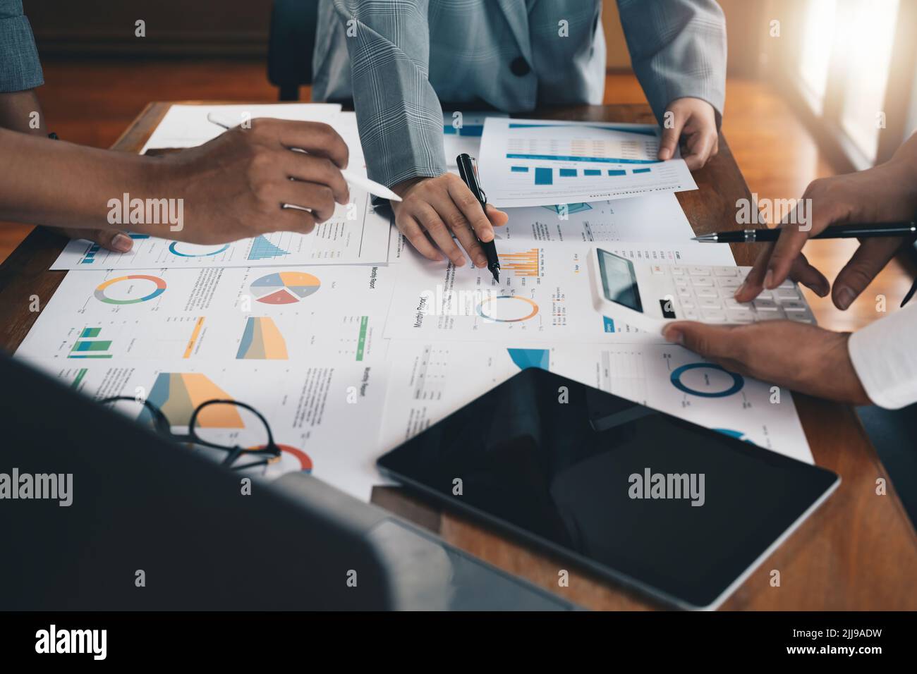 Asian Business Adviser Sitzung zu analysieren und diskutieren die Situation auf dem Finanzbericht im Besprechungsraum.Investment Consultant, Financial Stockfoto