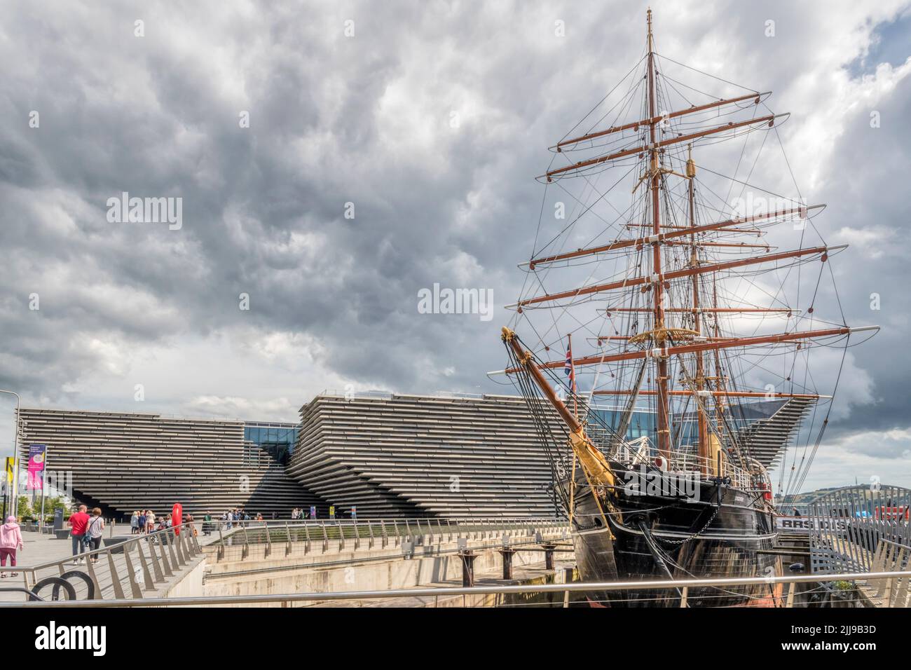 RRS Discovery im Trockendock neben dem neuen V&A Museum in Dundee, Schottland. Stockfoto